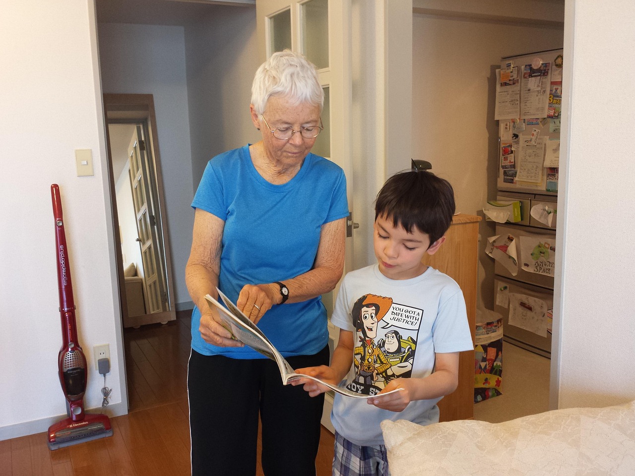 奶奶的力量，78岁奶奶资助孙女开网店并担任客服与打包工作